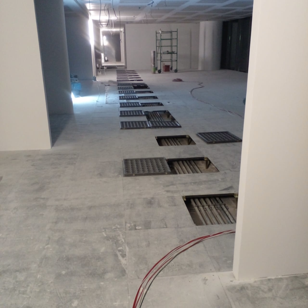Piso de cemento sin acabado Piso de oficina sin acabado